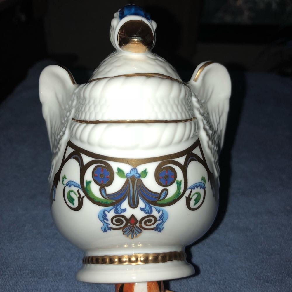 Elegant Vintage “Vienna Porcelain Swan” dish 1984